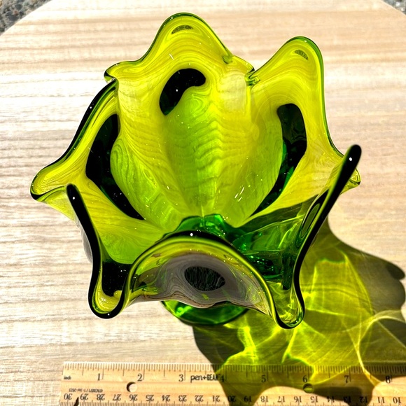 Vintage Viking Glass Epic Avocado 6 Petal Vase - Picture 5 of 6